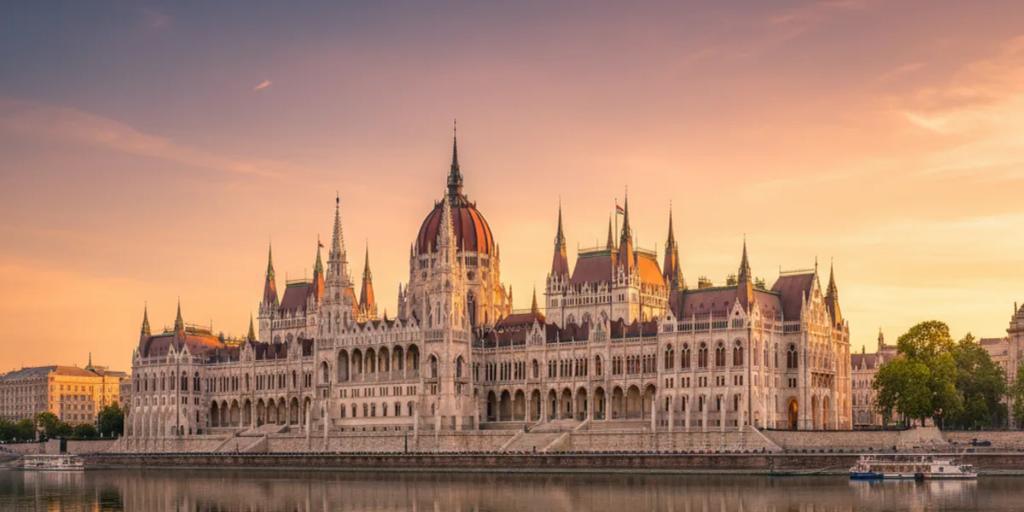 Das ungarische Parlament, das zur blauen Stunde über der Donau leuchtet, von der Budaer Seite gesehen