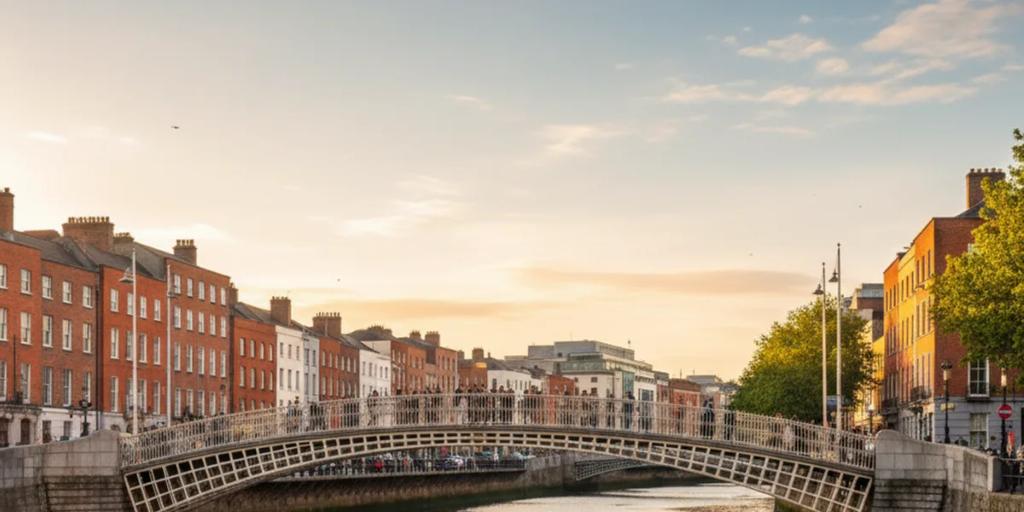 Die Ha'penny Bridge, die sich in der Abenddämmerung über den Fluss Liffey in Dublin spannt