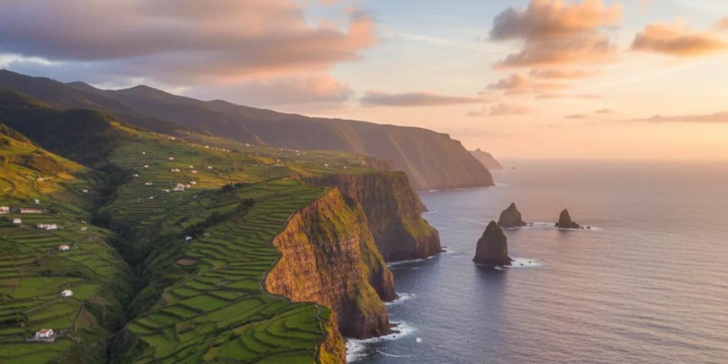 Ein Levada-Pfad schmiegt sich an grüne Klippen hoch über dem Atlantik an Madeiras Nordküste