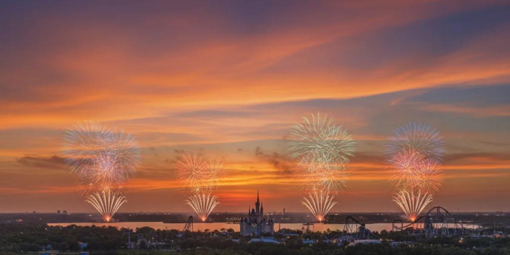 Seen in Zentralflorida in der Dämmerung, während fernes Freizeitpark-Feuerwerk den Horizont erhellt