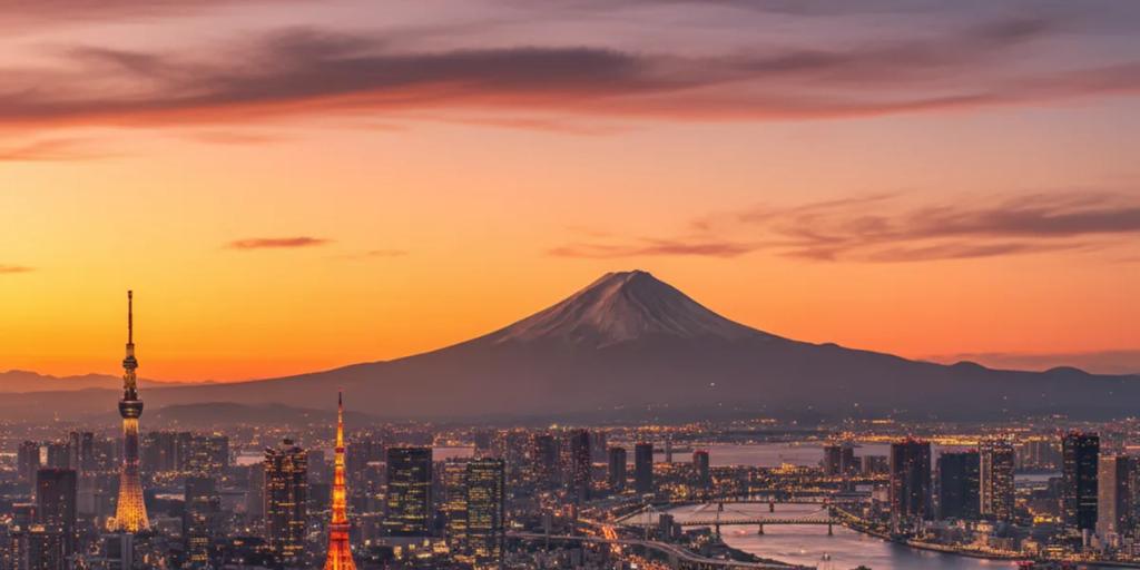 Tokios Skyline in der Abenddämmerung mit dem Fuji am Horizont