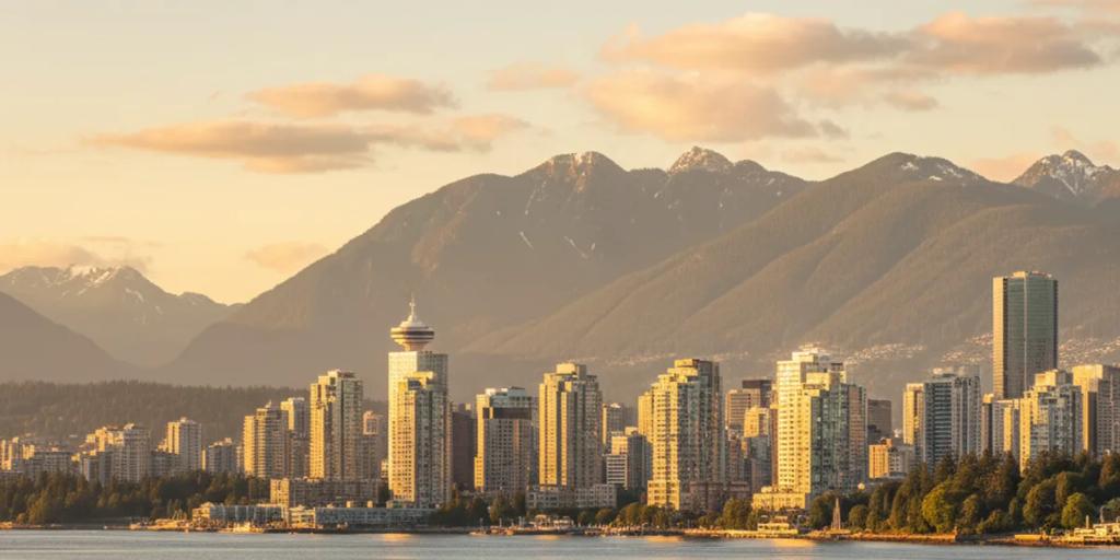 Vancouvers gläserne Skyline mit Wasserflugzeugen, die auf dem Coal Harbour rollen, und den dahinter aufragenden Bergen der North Shore